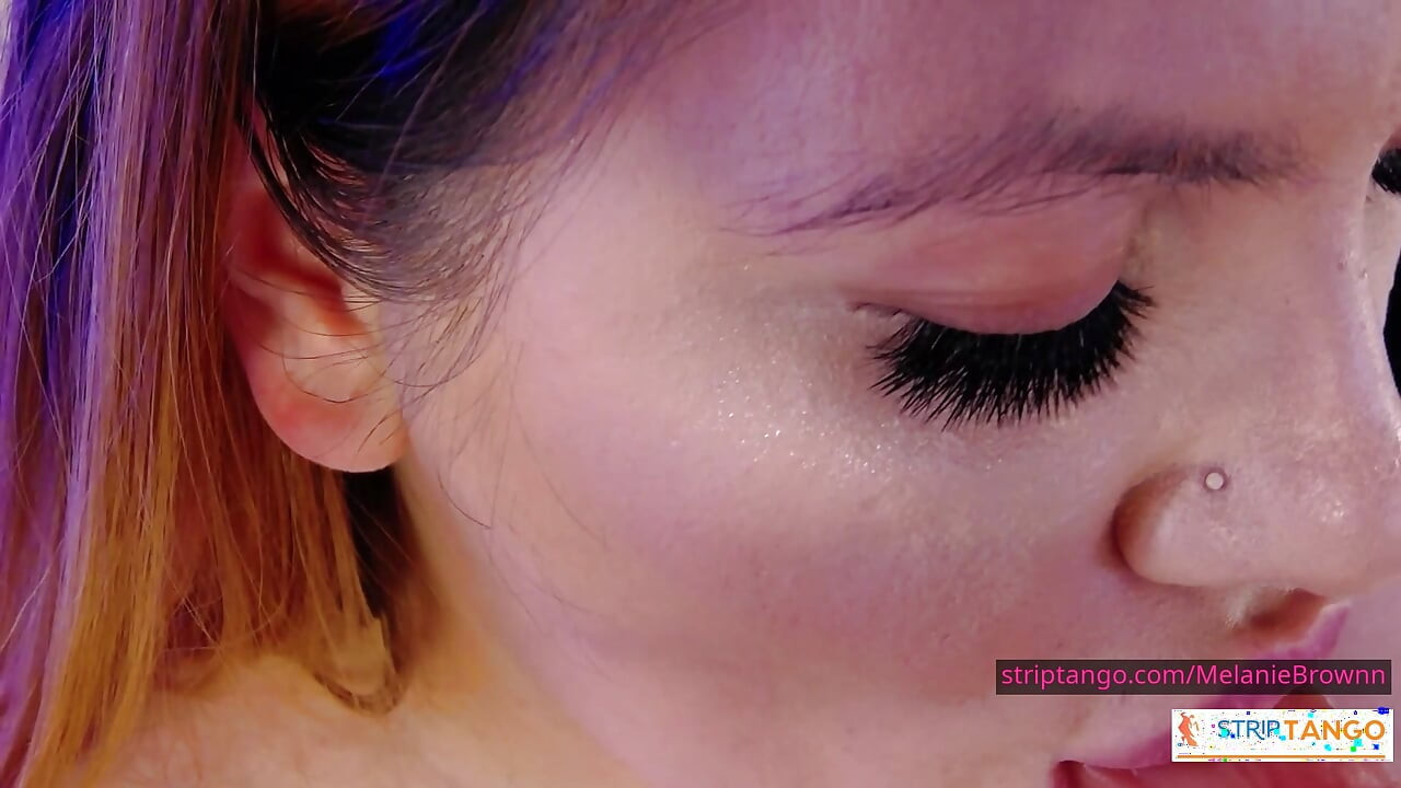 Chat sucio de química instantánea. Sexy chica juega con los dedos, pajas, piernas glamorosas!