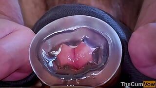 Prim-plan extrem: jucărie futută și ejaculare (spermă în lentila camerei)
