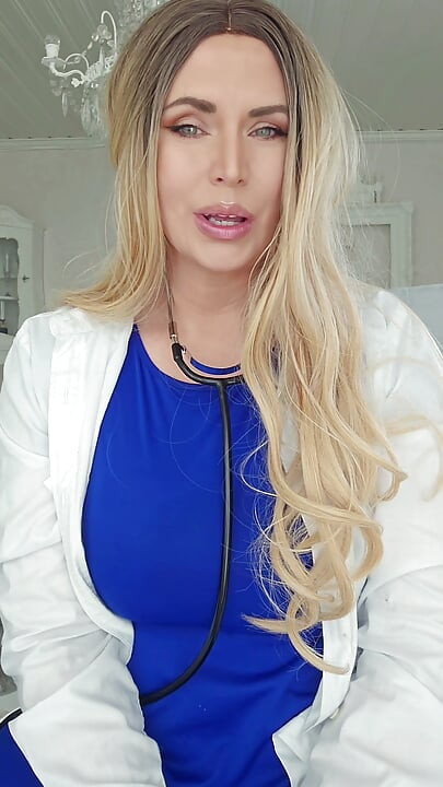 Doctorița școlară îi învață pe elevi despre corpul feminin
