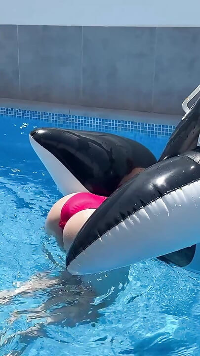 Filmed Lexi Montana hat spaß im pool im freien!