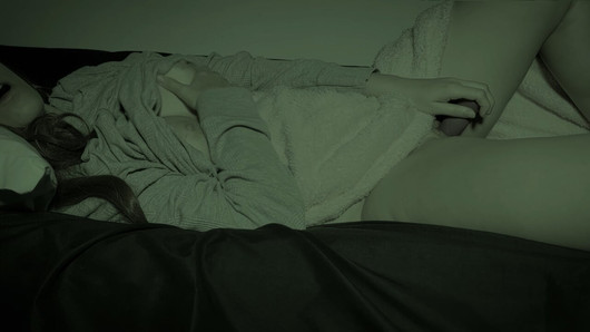 Aproape că mă prind masturbându-mă pe canapeaua prietenului meu.  Înregistrată cu cameră vizuală nocturnă.