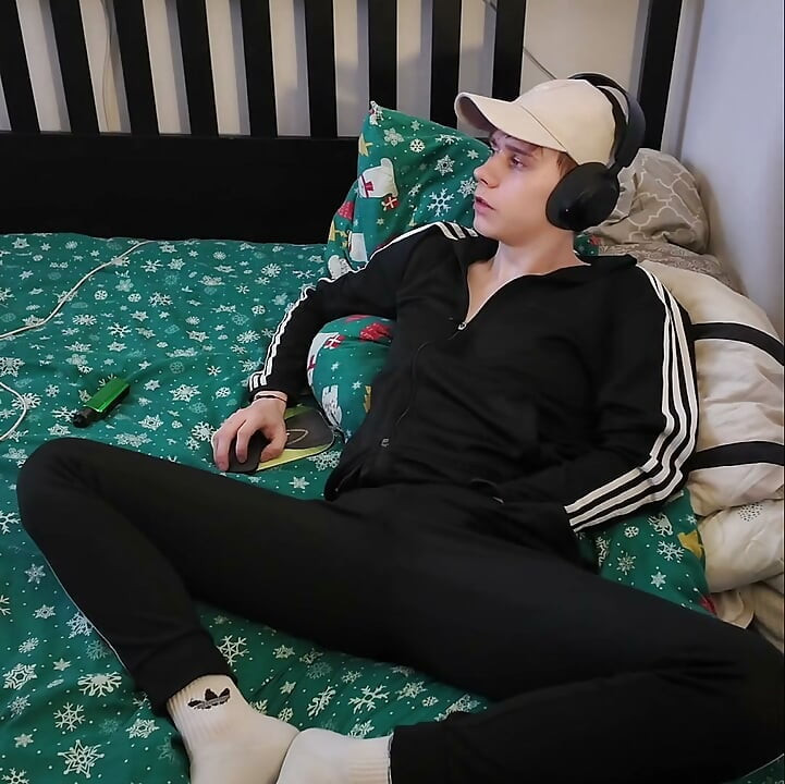 Young twingo jerking off and playing his ass