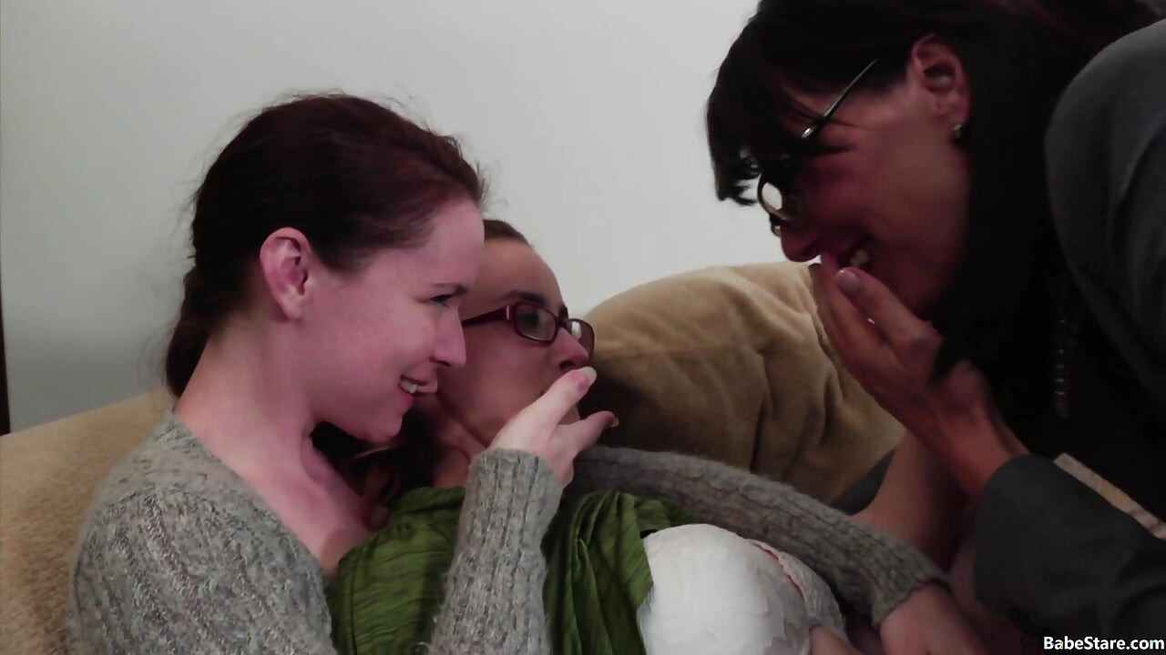 Tři drobné dívky se navzájem zlobí