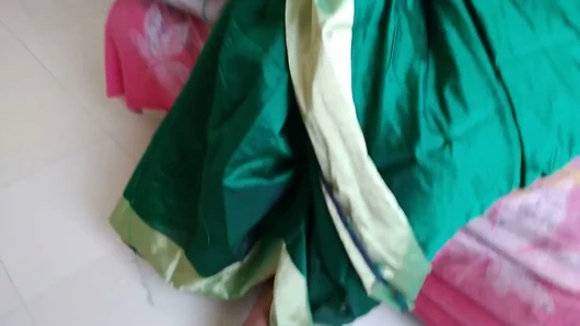 Tante telugu dengan kain sosis hijau dengan toket besar di ranjang dan ngentot sama tetangga sambil nonton bokep di hp - crot sperma banyak banget