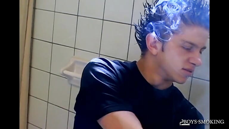 BoysSmoking: Ian Madrox uživa u solo vremenu i pušenja