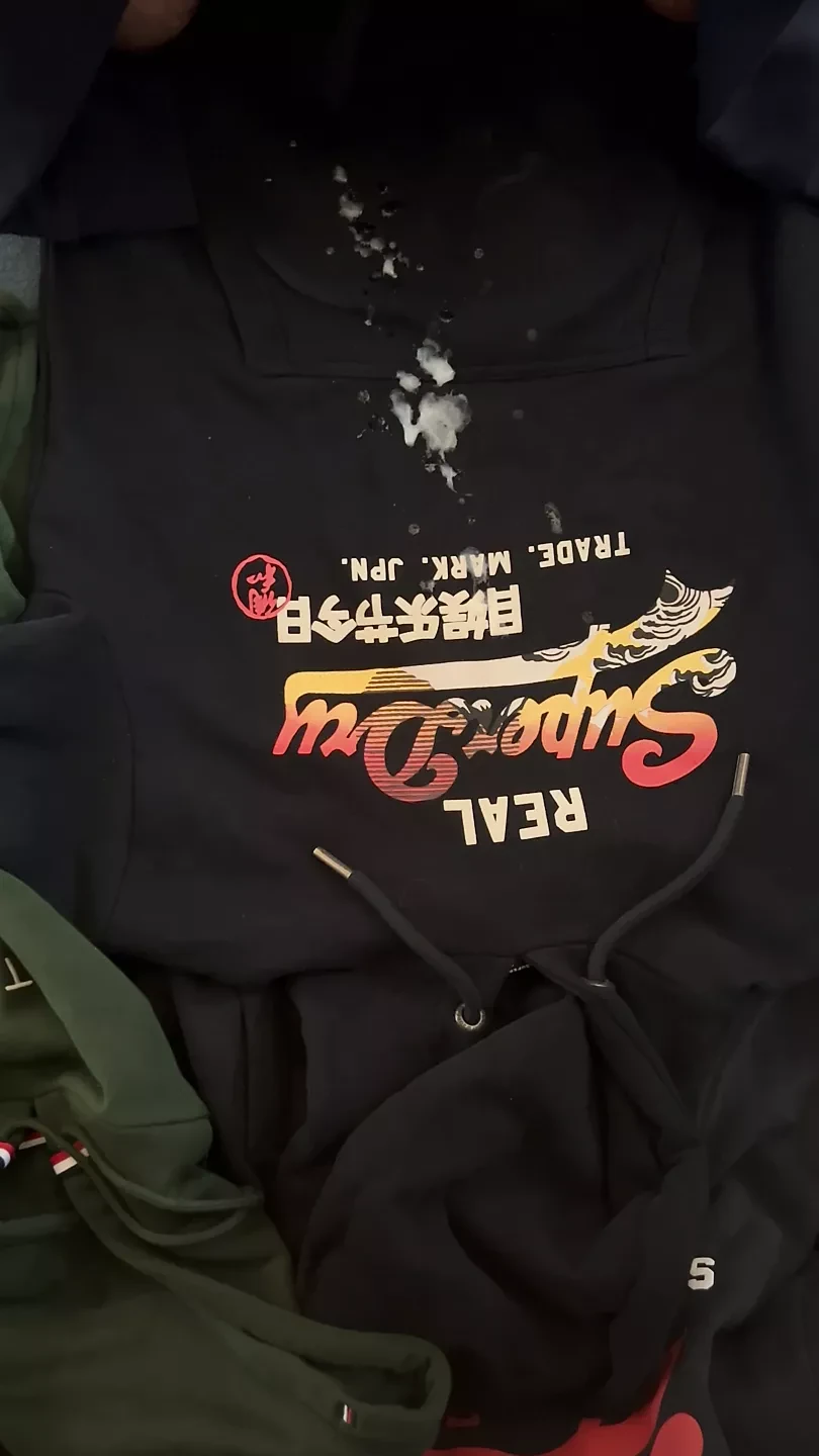 Sperma op zwarte Superdry hoodie
