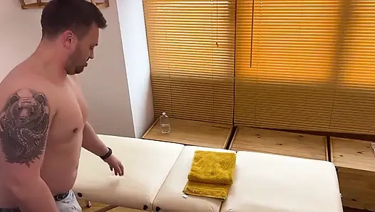 Сексуальный массаж в четыре руки со счастливым окончанием