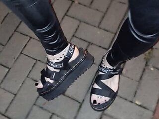 Crossdresser z uroczymi stopami w seksownych sandałach na platformie