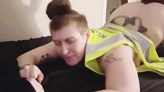 Ебарь-лесбиянка решила попробовать хуй в первый раз и трахает свою коллегу