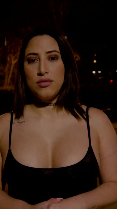 Venezuelan Girl with Natural Breasts Does Daring Challenges in Exchange for Goods in the Middle of the Street
