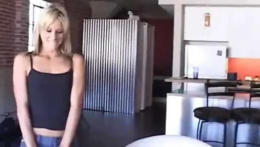 Courtney Simpson oturma odasında minyonla sikişiyor