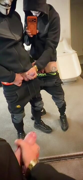 Chav británicos bien dotados: adoración de pies y follada cruda e intensa
