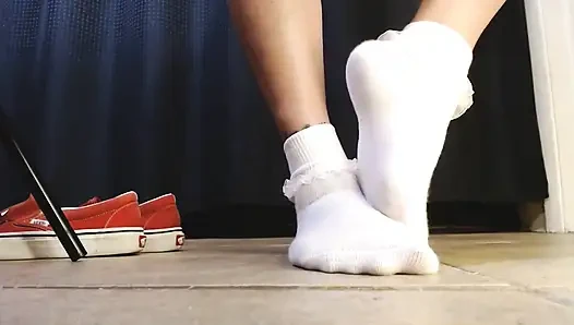 Игра с обувью в напористых белых носках фургона, пламя кроссовки