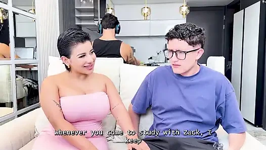 En İyi Arkadaşımın Büyük Üvey Annesiyle Video Oyunları Oynarken Sikiyorum - Naty Delgado