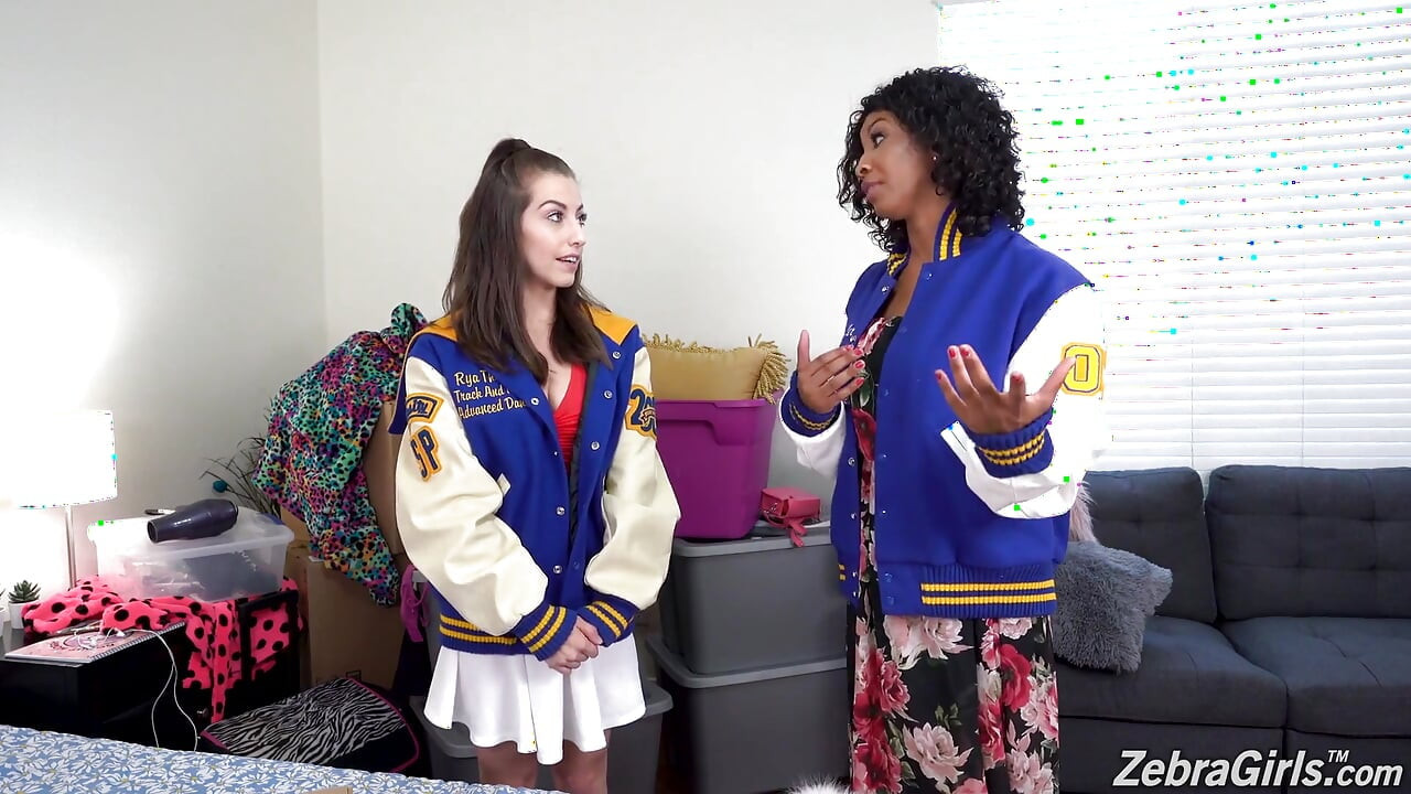 September Reign i Spencer Bradley uprawiają seks lesbijski