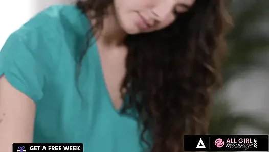 Pijat khusus wanita - tukang pijat hot liz jordan pamer memijat siapa yang cocok untuk dipijat
