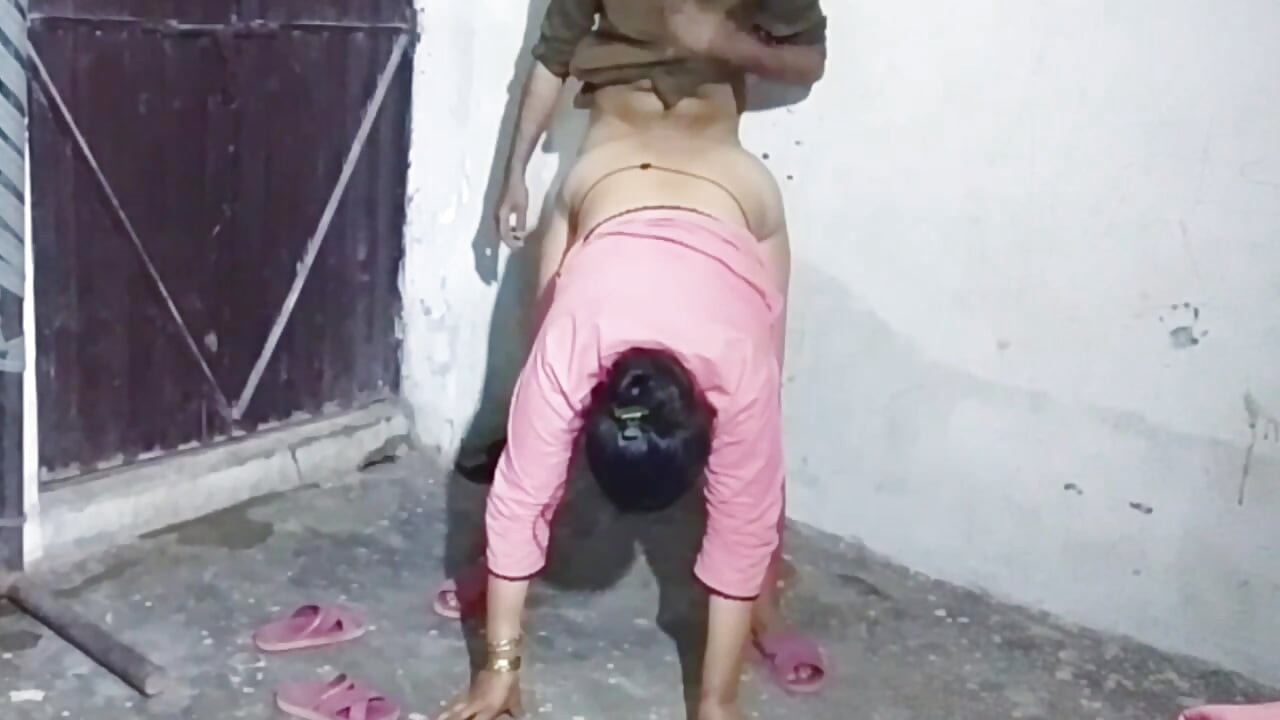 सुंदर युवा भारतीय हॉट सेक्स लड़की परिपक्व पुरुष हिल्स Xxx लंड को वीर्य पर Desis गीली चूत में धकेलती है