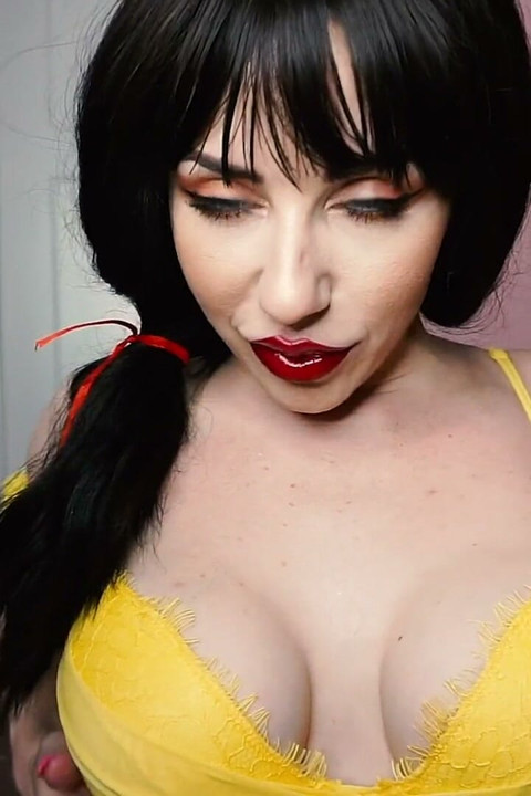 Belles Big Red Lips