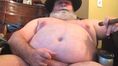 Un gros papa sexy joue