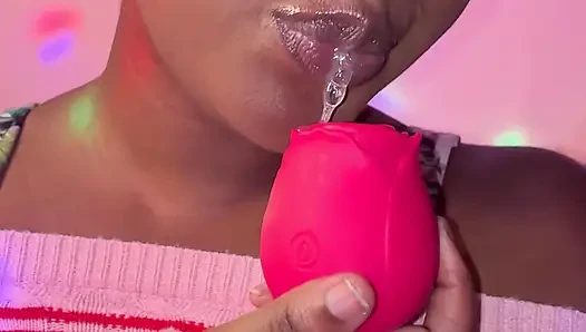 Gadis kulit hitam solo, memek berbulu, dan mainan seks