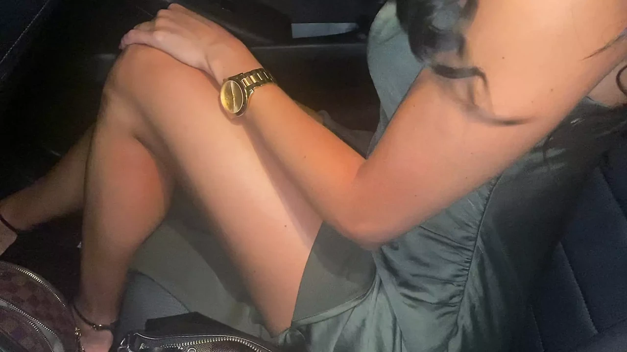 他在派对后的旅行中狠狠地操了我