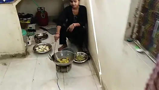 Odayı sikiyorum ve mopping yapıyorum, devar'daydım ve sırtım çok acıtıyordu, devar, şimdi çok iyi.