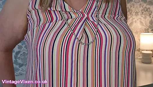 Womens Institute ev hanımı güzel seksi kıvrımlarının tadını çıkarmanız için tamamen bares yapıyor