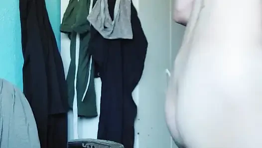 Milf fingert sich selbst in ihre nasse muschi aus nächster nähe