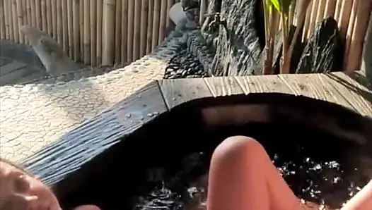 Genç çifti açık havada verandada sikiyor