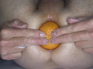 Un tun portocaliu rupe camera
