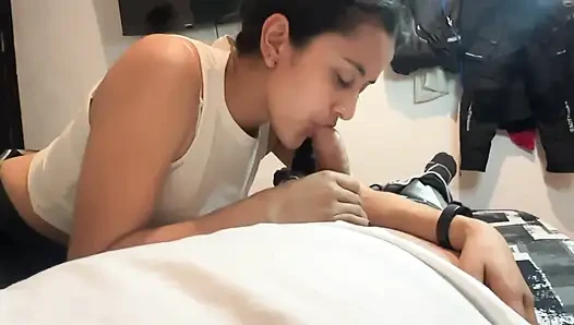 Büyük memeli ve mükemmel götlü genç arkadaş sakso çekiyor ve döllene kadar yatakta sikişiyor