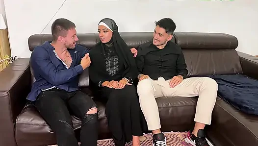 Müslüman hizmetçi iki latin boğa tarafından sikiliyor