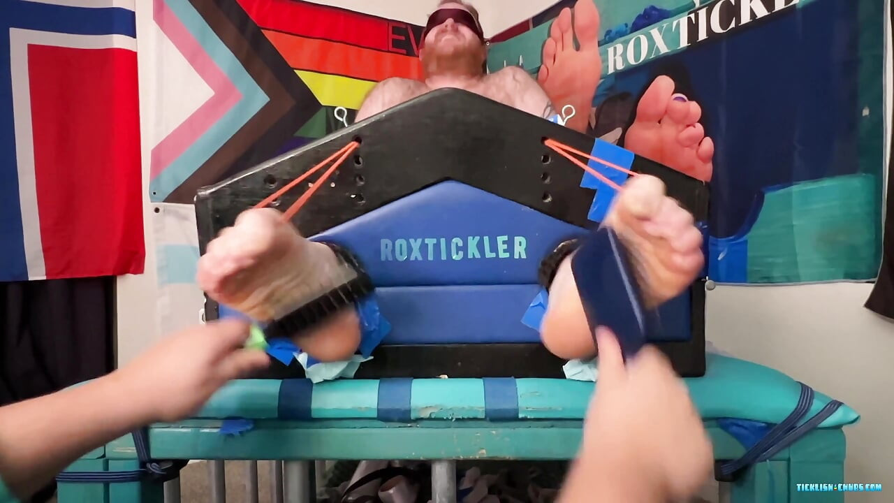 Dlakavi Ryan dobiva dobru škakljanju