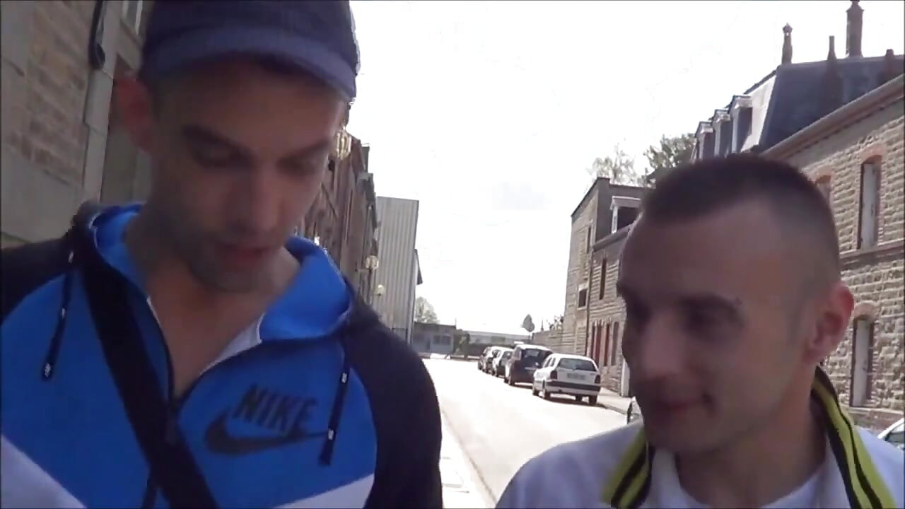 セクシーなストレートは、ティム・コスラとともに新しいsexaul経験を受け入れます