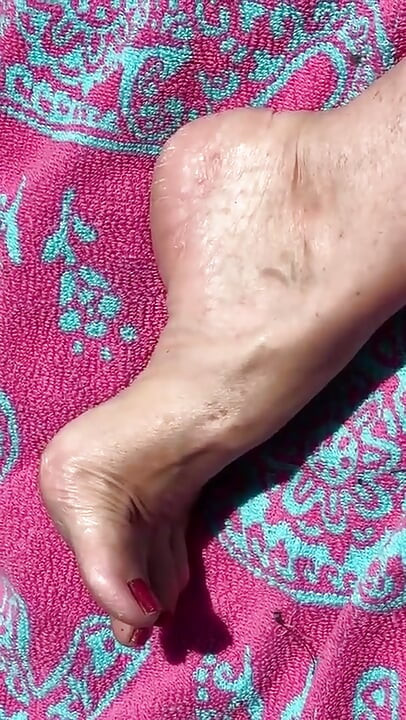 Une fan demande une mamie nue au soleil montre ses dessous de pieds et ses orteils sales et sa GILF 2