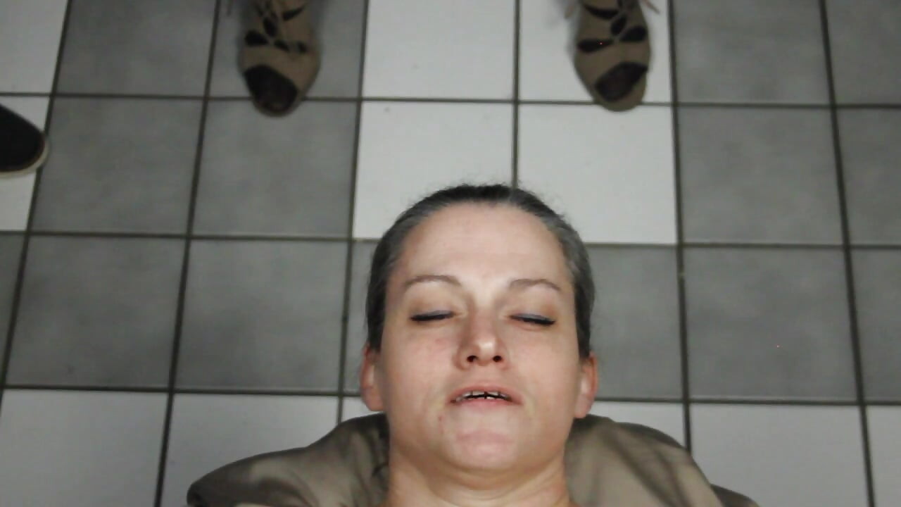 Dees sucia tomando semen en su cara