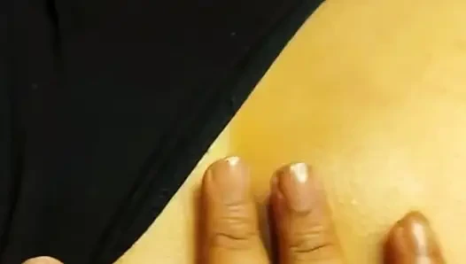 Büyük götlü yenge amcığını sikiyor ve götünü yalıyor