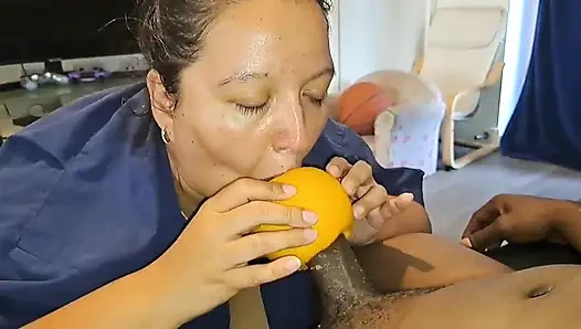 Greyfurtlu büyük siyah yarağı emiyor ve inliyor