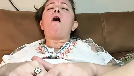 Tante seksi lagi asik masturbasi sambil merokok