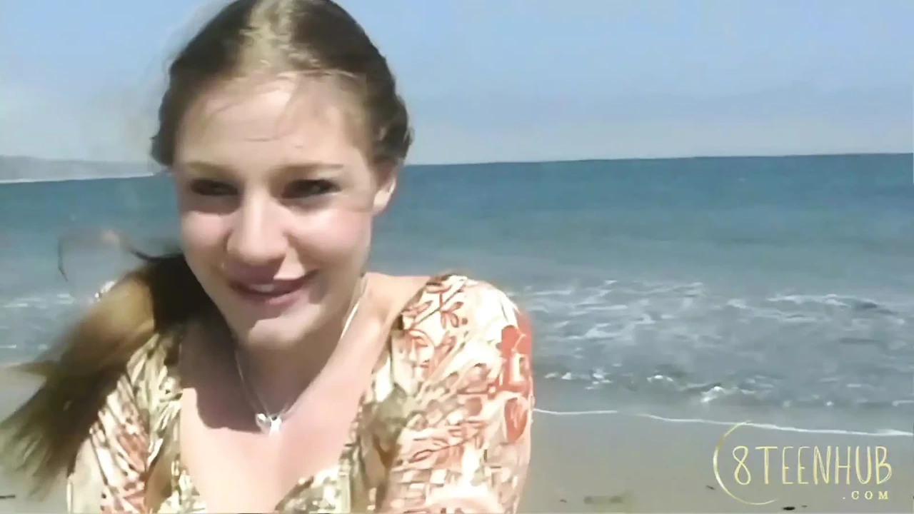 8Teenhub - Aurora Snow的18岁阴户在泳池边被舔舐并被干