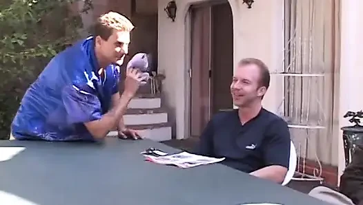Geile schwarzhaarige schönheit lutscht und fickt vier männer am pool