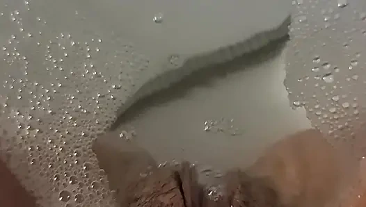 Ich verbringe mir selbst einen Orgasmus in der Badewanne.