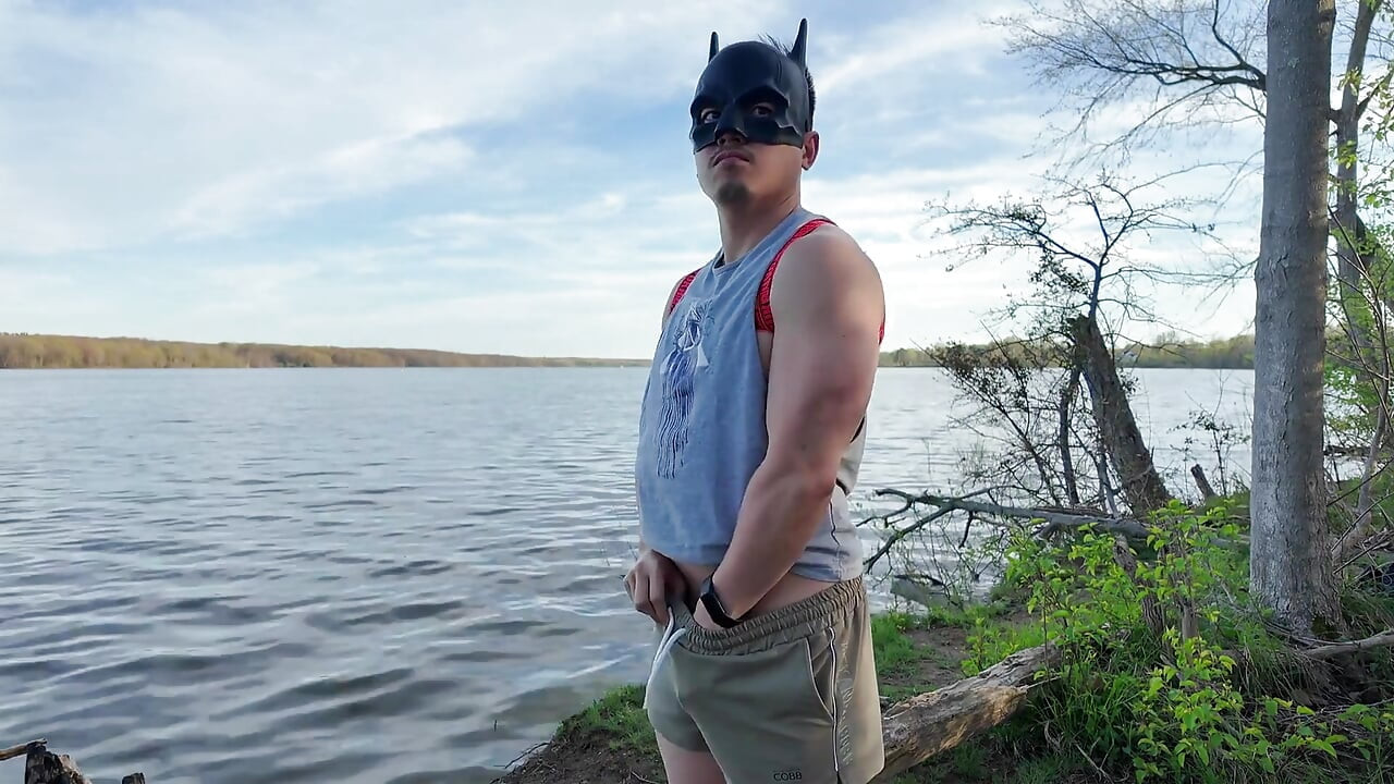 Asian Muscle God Strips Barare by the Lake - Repeytynyt ruumiinrakenne täydellä näytöllä ja massiivisella kuormalla