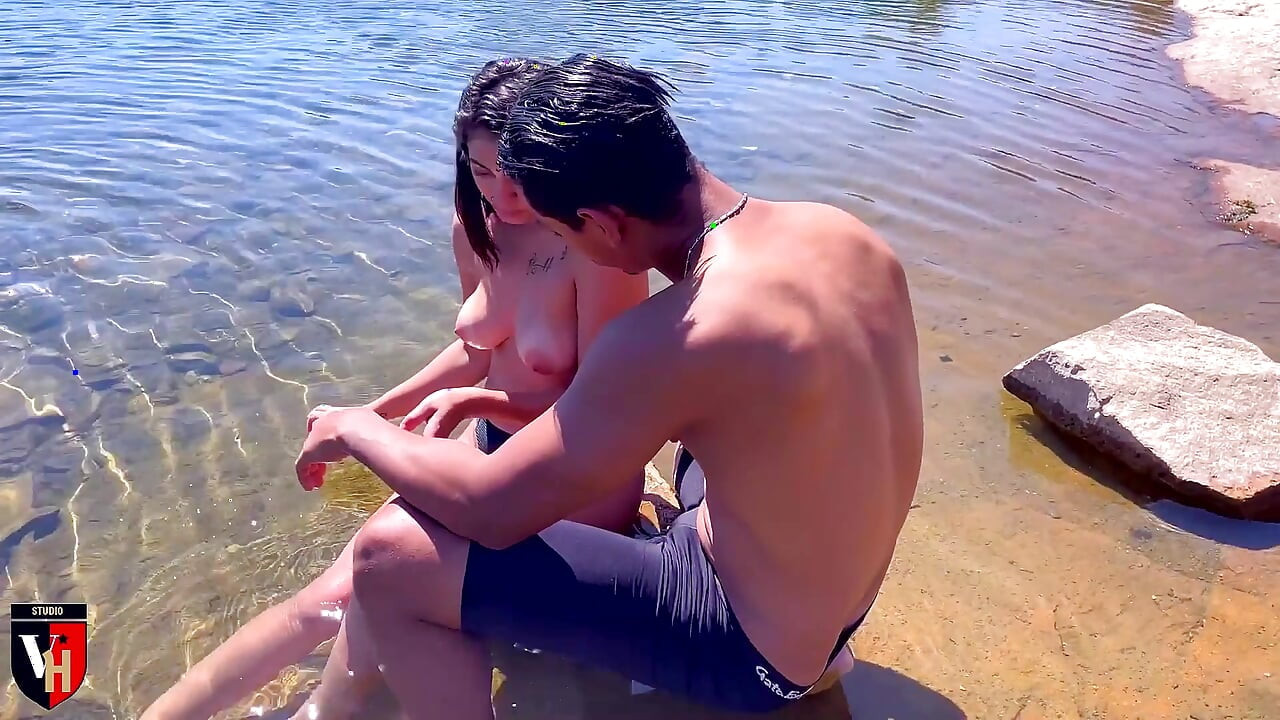 نيك ساخن مع امرأة سمراء في النهر