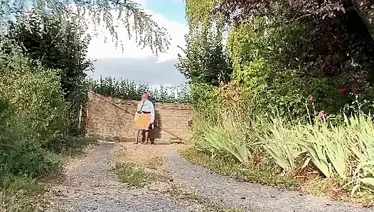 Bir akşam dışarıda çiçeklerle kısa sarı etekle gündelik giyiniyor