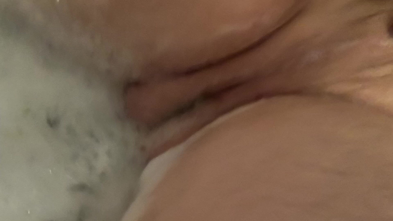 I'm looking for connection. Being horny alone is cool, being horny in twos or threes is much more horny. In this sense,💦