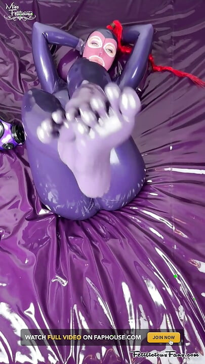 Guantes y calcetines de látex morado provoca por Miss Fetilicious
