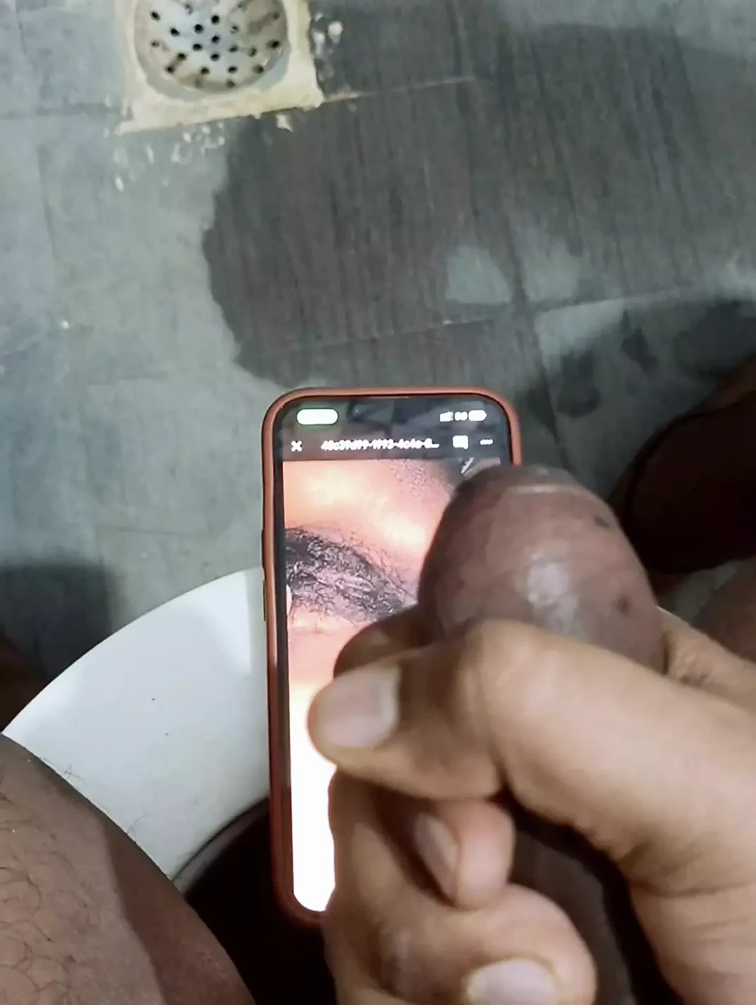 Masturbando assistindo buceta peluda pelo telefone