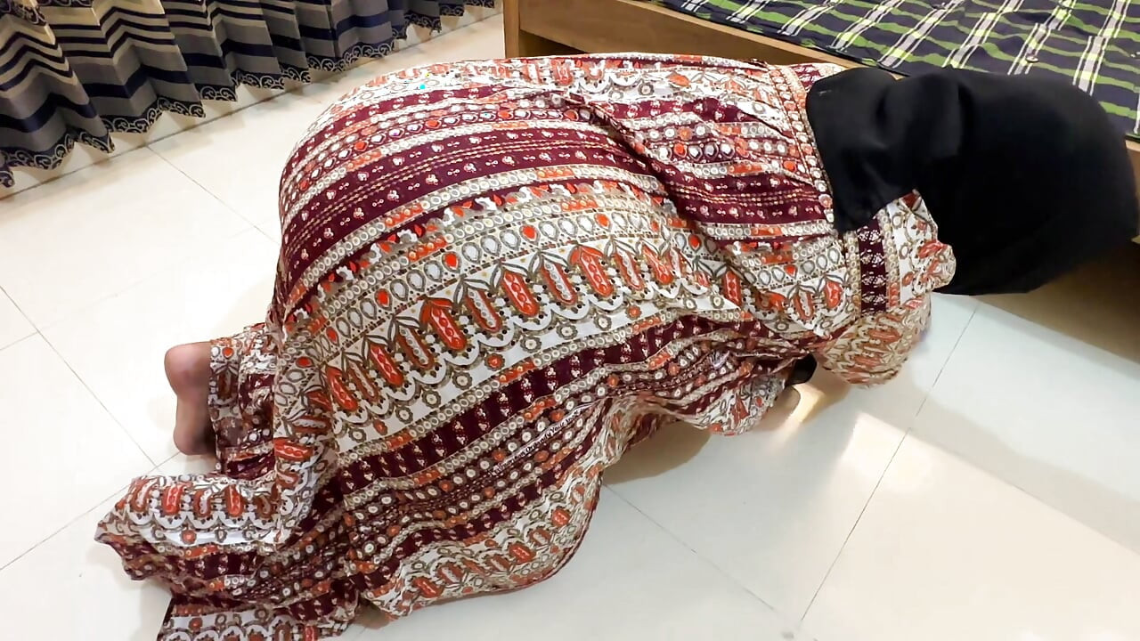 Mısırlı güzel büyük göt ve sıkı amcıklı ateşli üvey anne yatağın altında sıkışıyor sonra benden sert anal istiyor