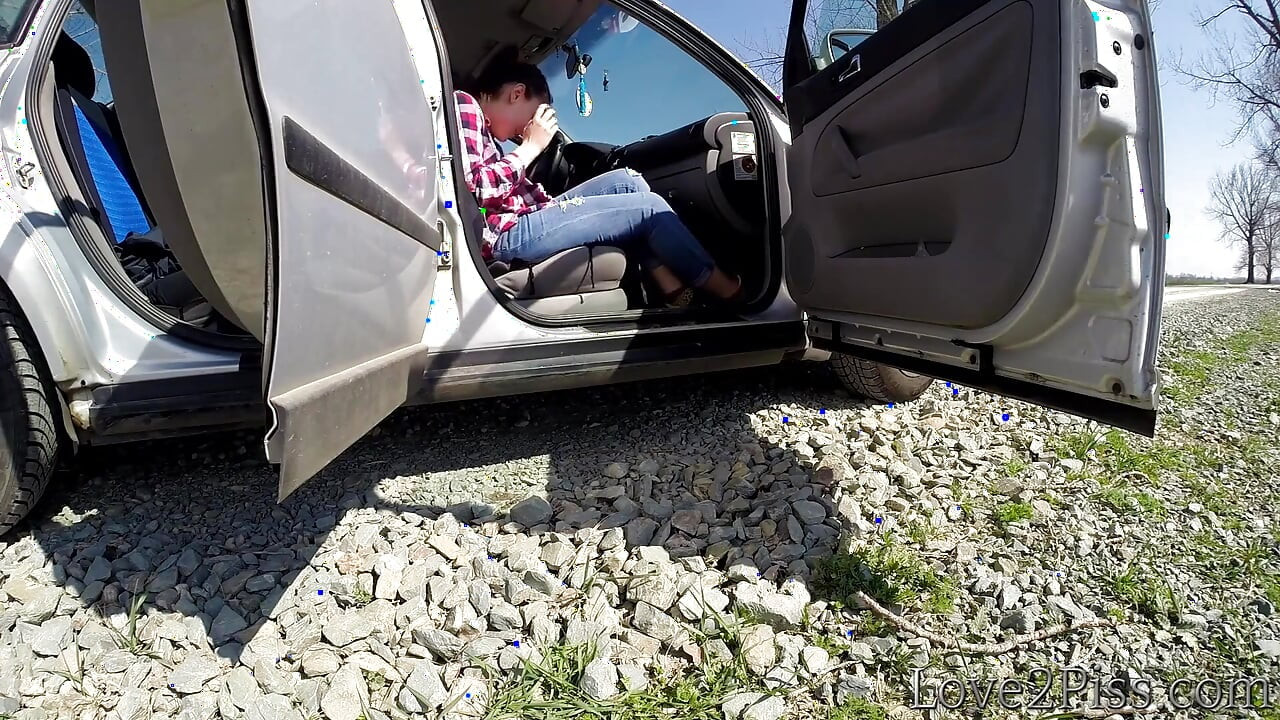 Dia hampir ditangkap berkencing di hadapan kereta